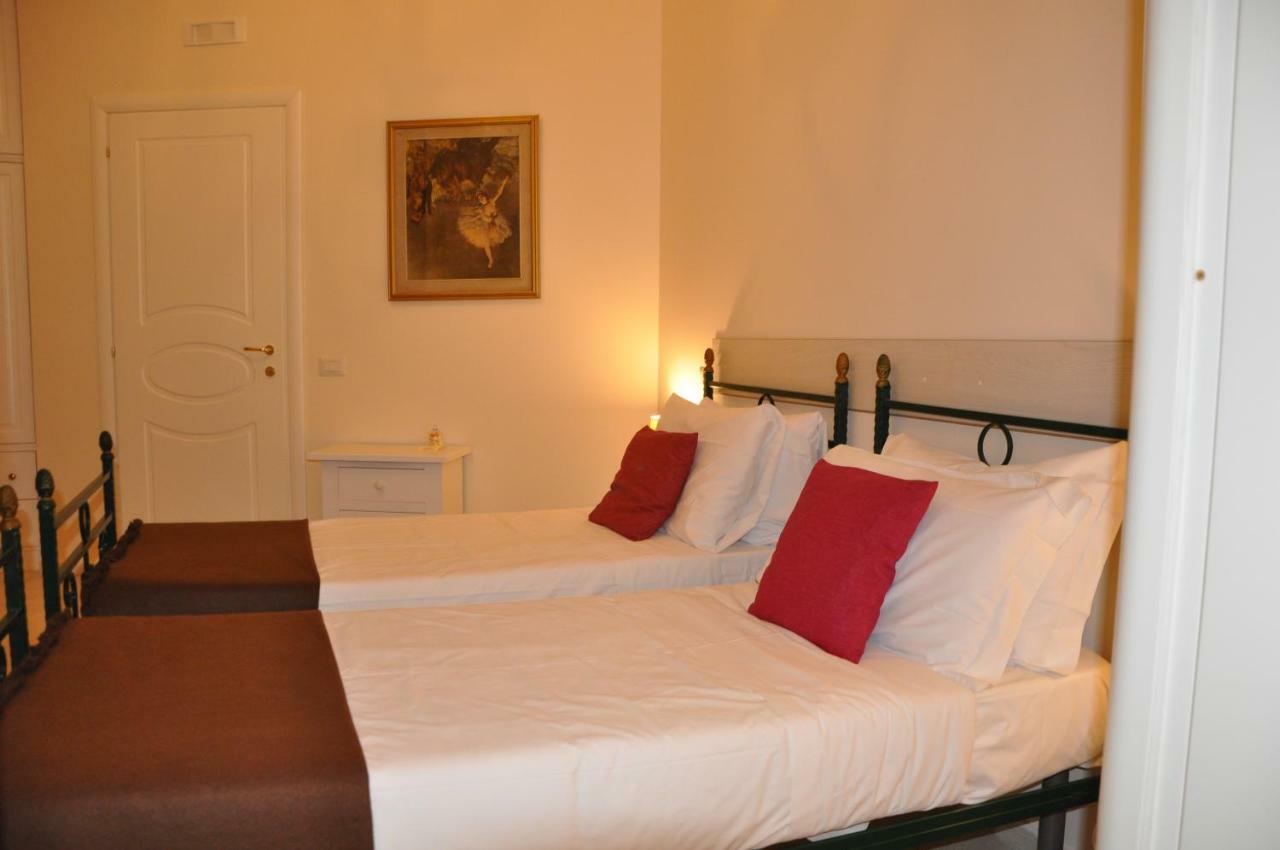 Bed and Breakfast Domus Borbonica Nápoles Exterior foto